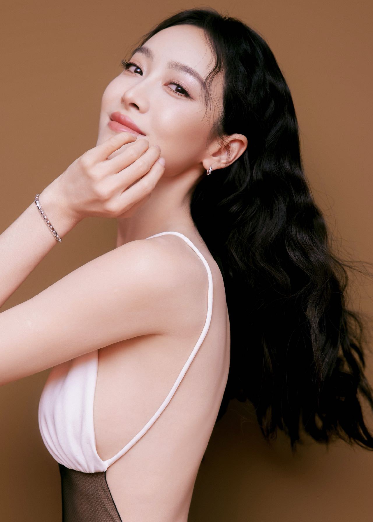 今晚金鸡开幕式上是闪亮又美丽的Victoria！ 深V大露背，马甲线若隐若现 性