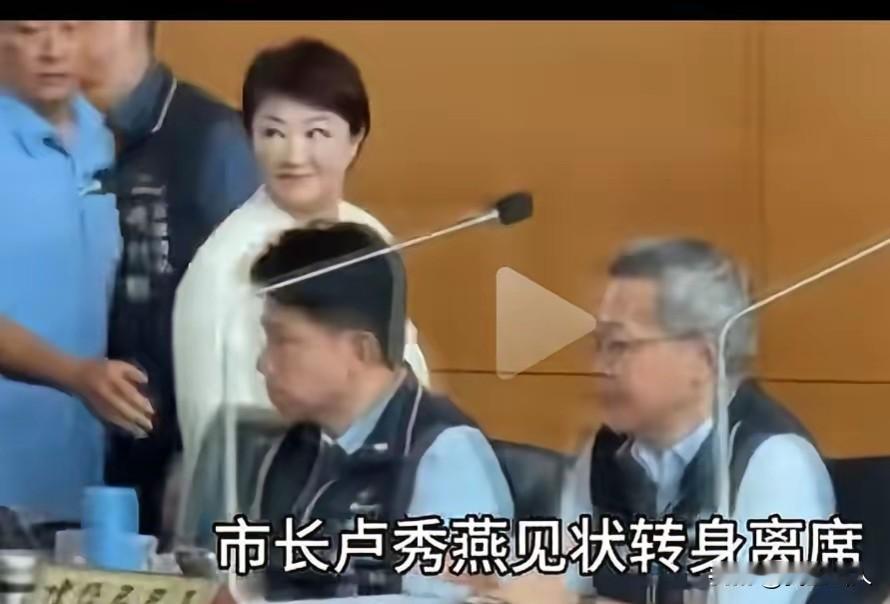 卢秀燕，2028彻底没戏。
去年台中爆发猪瘟风波，议会质询现场民进党议员直言：别