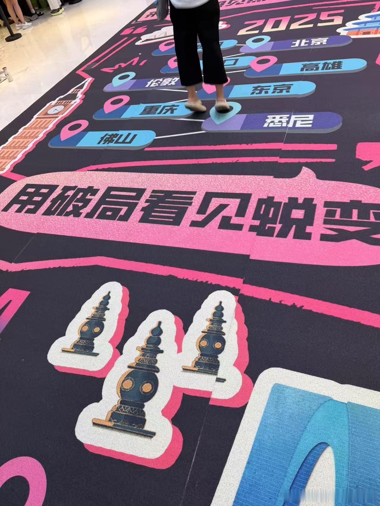 陈奕迅真的在天花板 上海影城这歌单挺吸睛，路过忍不住抬头看。站着看了会儿，感觉挺