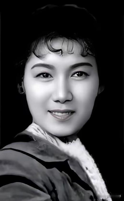 快88岁的齐白石，使出不知哪来的力气，一把将25岁的新凤霞，拉进一间小屋子。
​