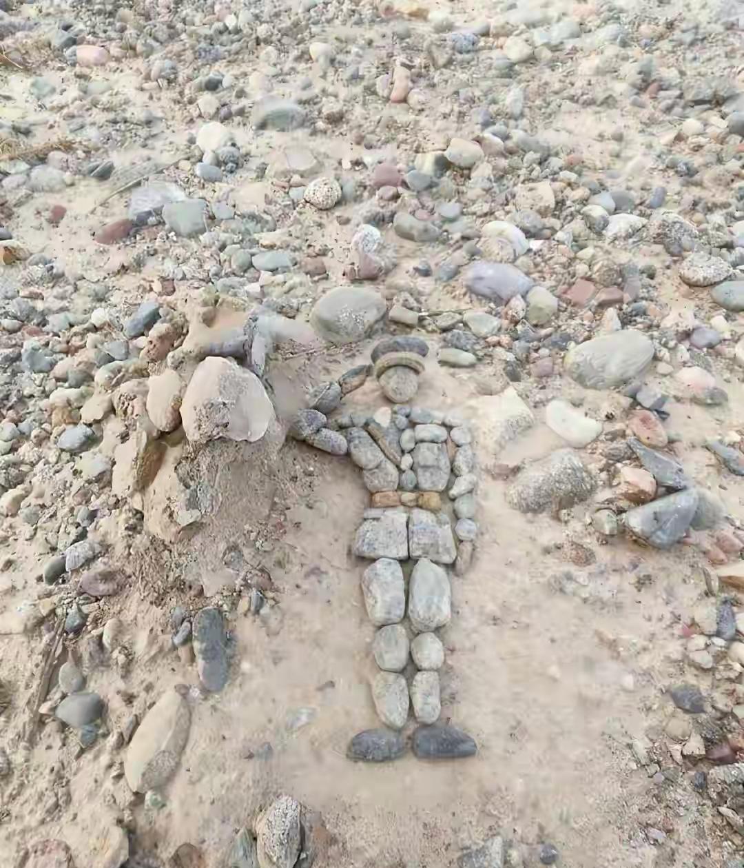 “当兵真的影响自己一辈子”一名退伍军人在一处满地鹅卵石的地方，虽然他已经退伍，但