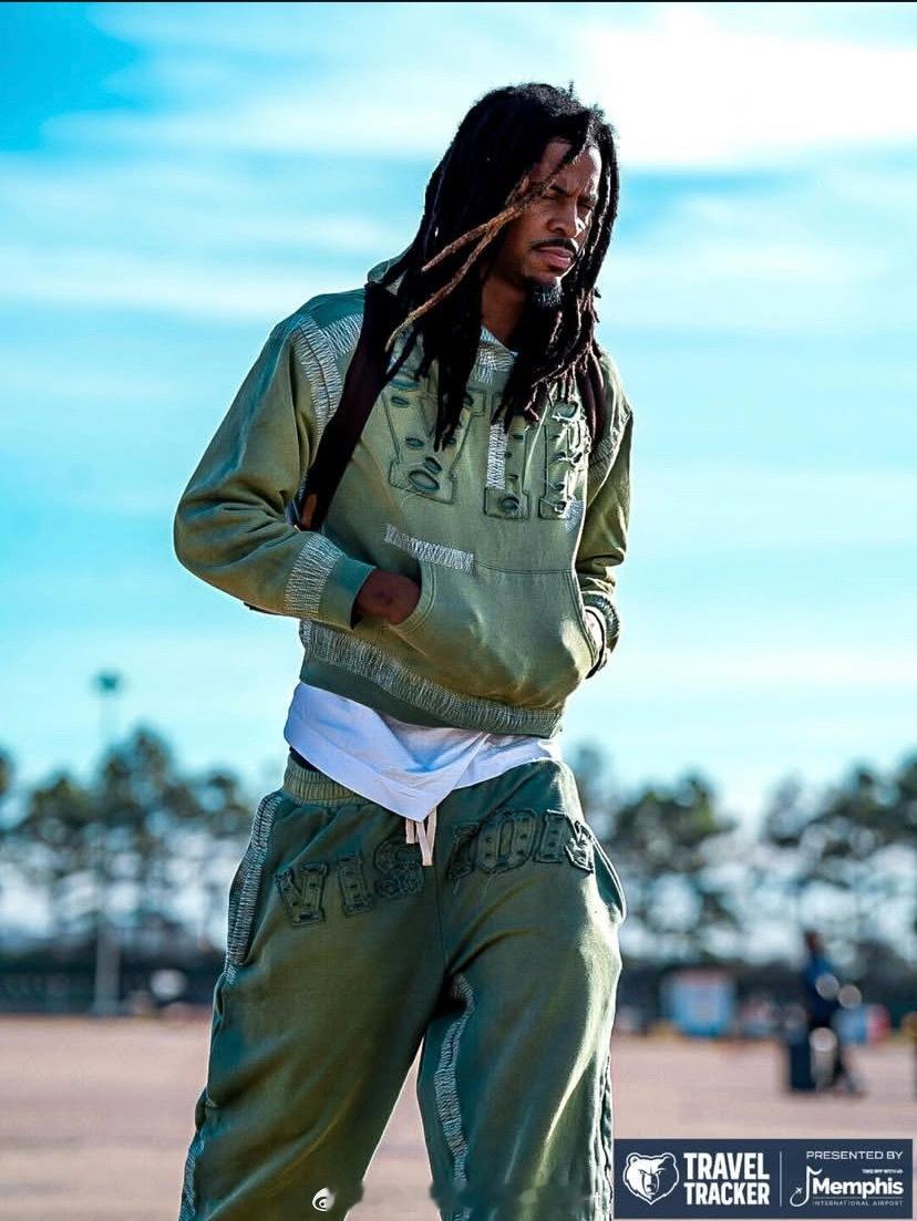 莫兰特这身衣服好酷！粗发前往LAL ✈️莫兰特热爱篮不住灰熊vs湖人