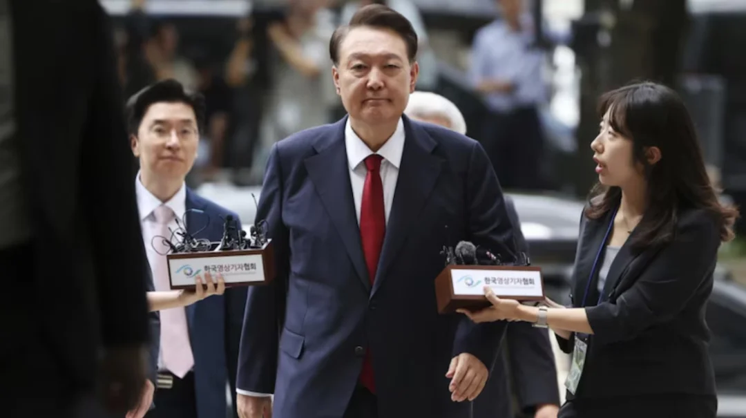 尹锡悦：脱囚服躺地上