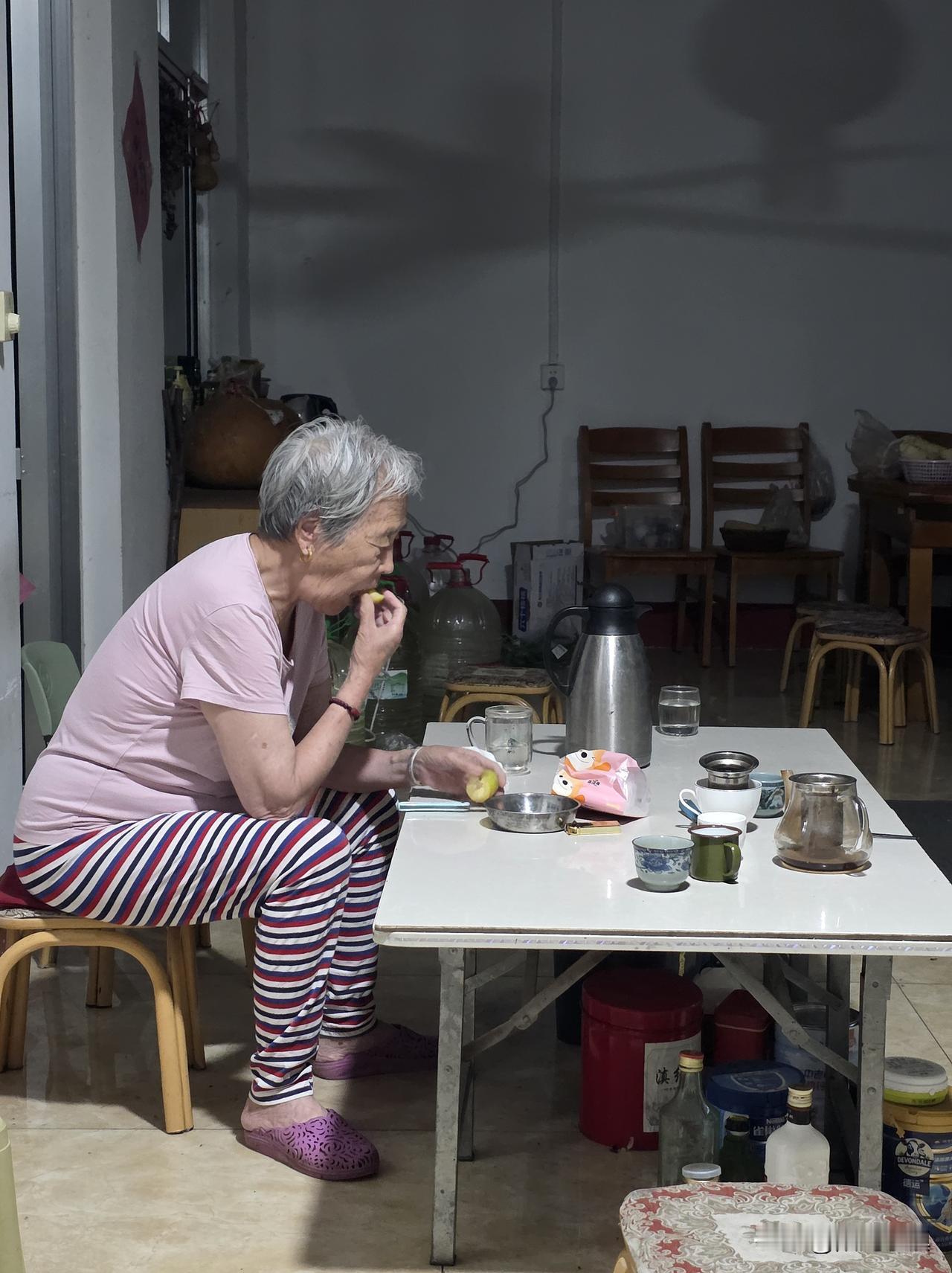 老母亲有个习惯很不好，我不知该不该给她纠正过来……

此时是7月26日晚上23：