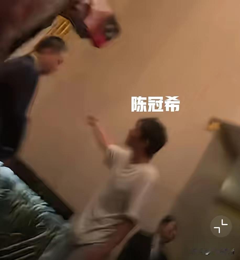 45岁的陈冠希指着酒店员工怒吼“懂不懂管五星酒店”的视频，

    哪是单纯的