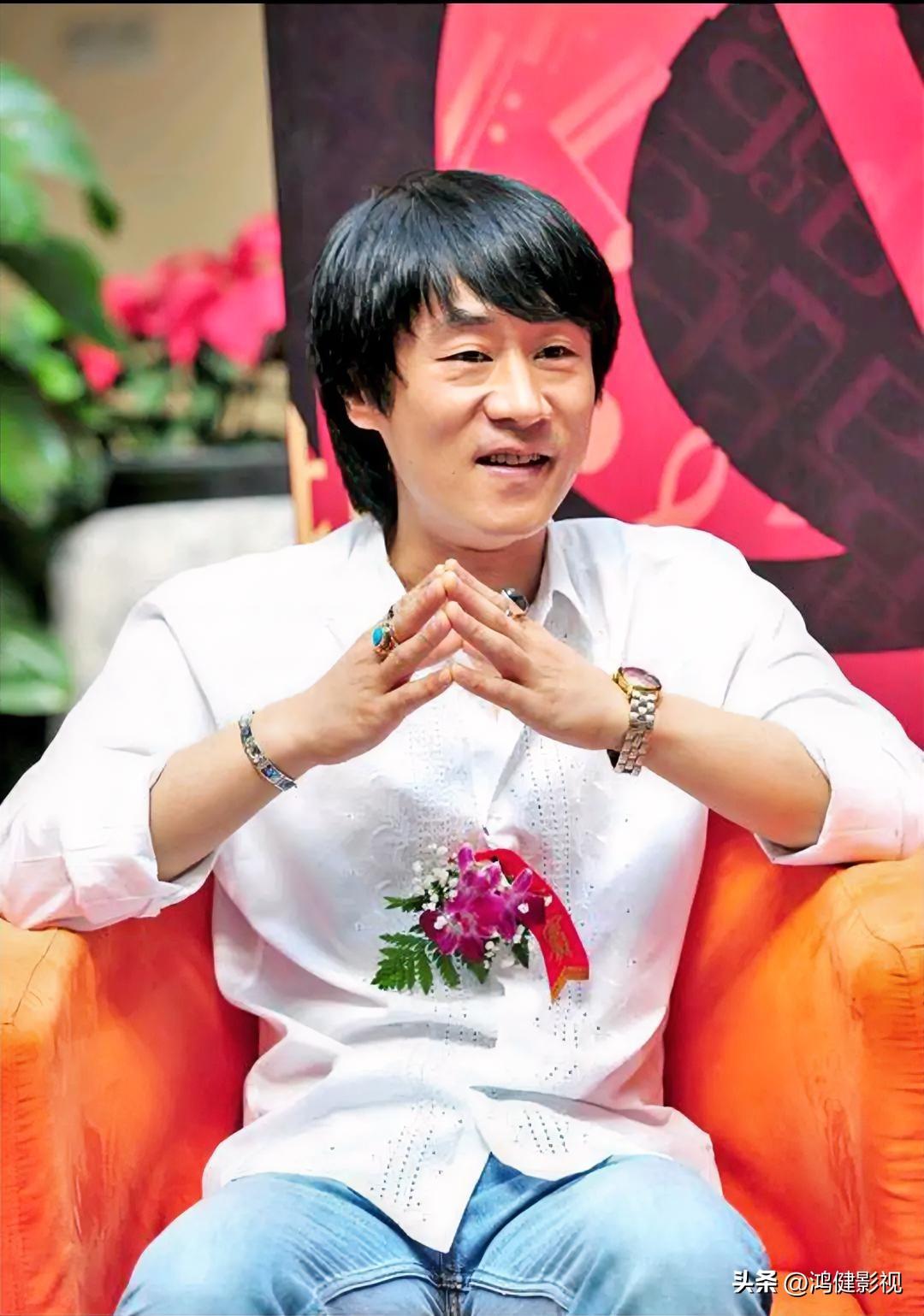 大家还记得这位男歌手吗？
他今年57岁，土生土长的北京人，他嗓音独特，人长得清秀