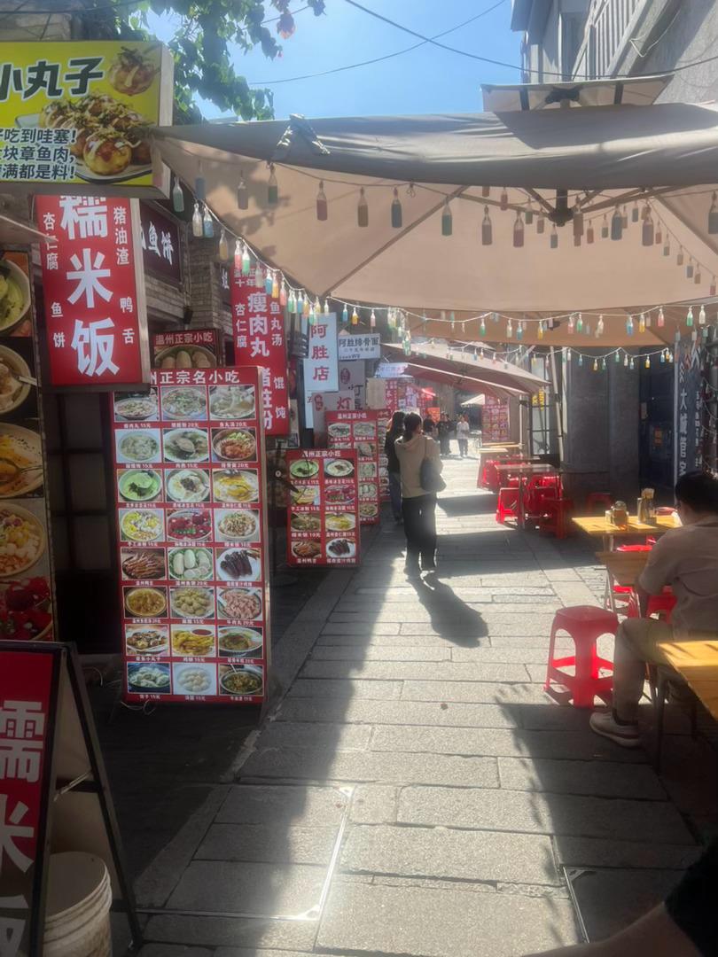 打卡温州五马街，看了各地步行街，商业化氛围感大同小异，难得老骑楼建筑还是有本地韵