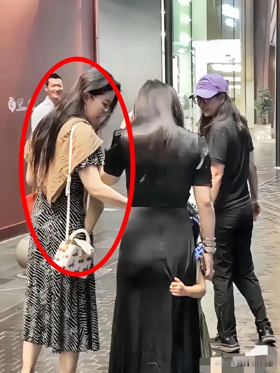 发现刘亦菲真的很精明，
你以为她真的很喜欢披肩吗？
那是因为她的肩膀有点窄，
俗