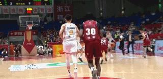 今天贺希宁拿下23分5篮板2助攻，投进5个三分，还完成了一个惊天的1打0走步。虽