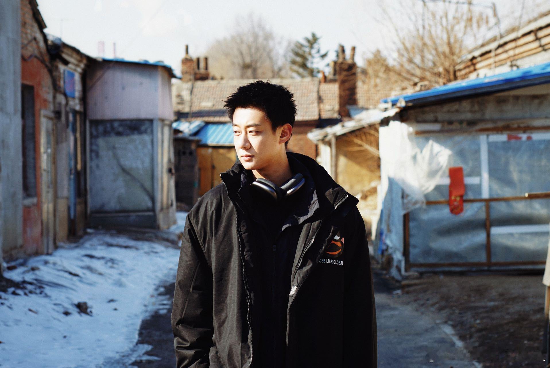 高至霆我理想的东北糙汉男友 高至霆这组胡同写真，把东北糙汉男友的“野”与“柔”平