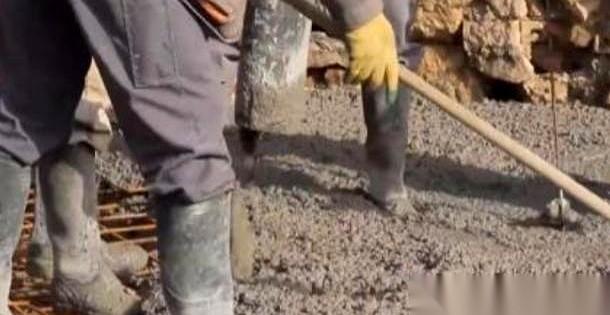 我跟你讲，那些电影里最狠的藏尸桥段，用水泥浇筑，全是扯淡。
真正的高手，是在上面