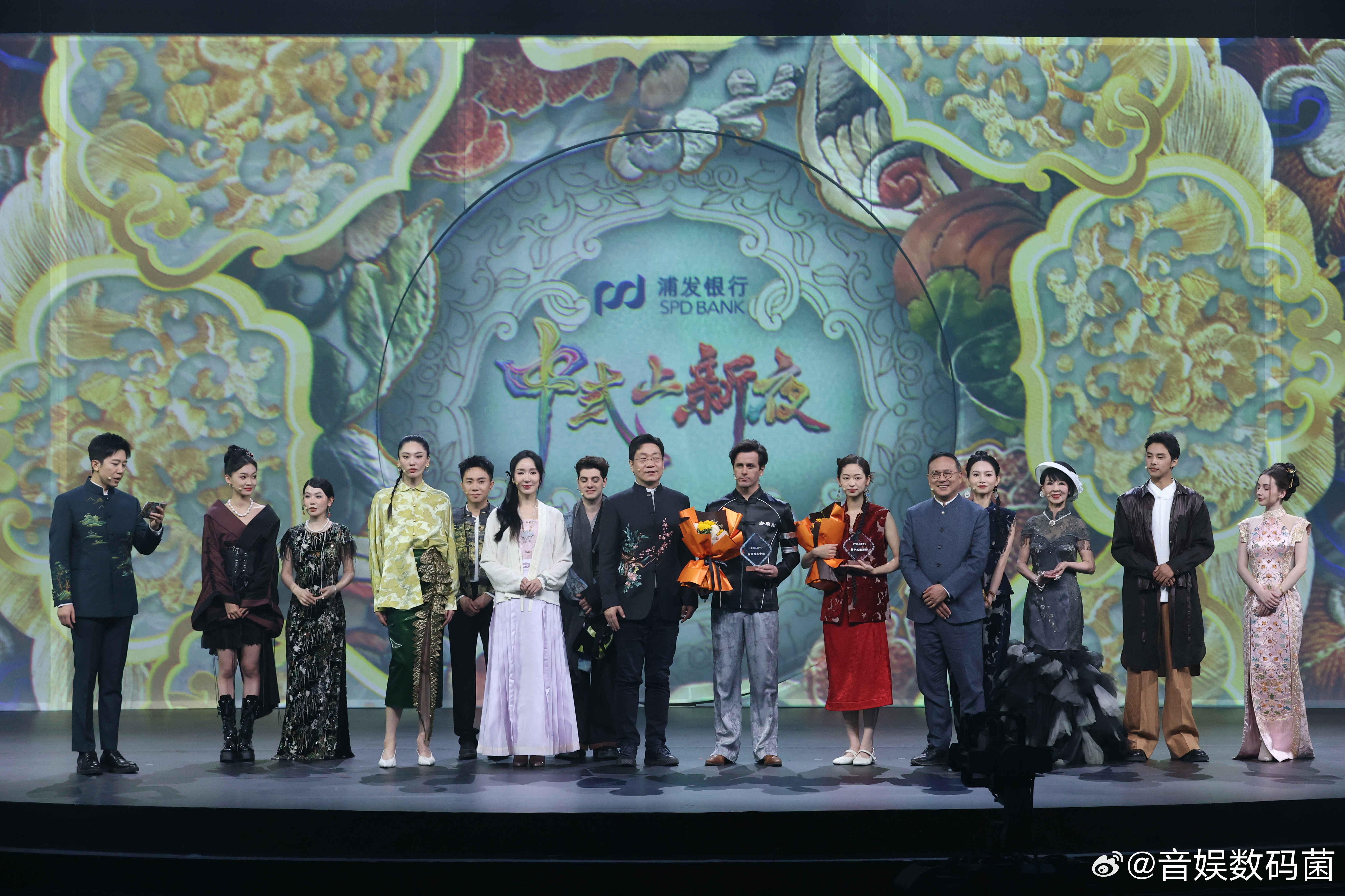 中式美学的风吹到了北京 中式上新夜首战北京 缂丝一梭流转千年岁月，刺绣一针勾勒山