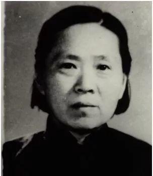 她17岁时，从战场背回一名重伤员，此人后来成为了开国大将。她17岁参加革命，靠着