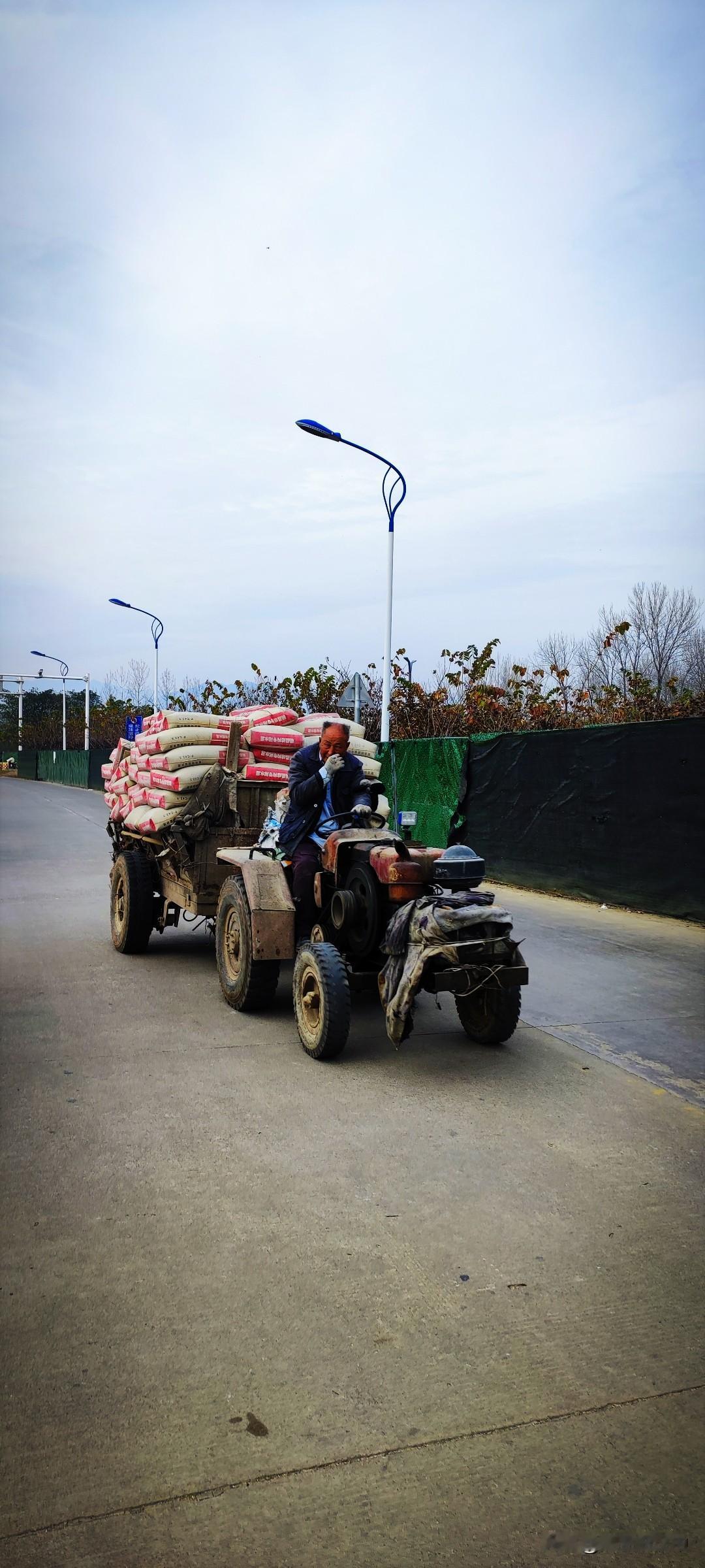 冬日生活随拍收了友人感恩节的信息，今日所见就都带上了“感恩”的滤镜。大叔开着拖拉