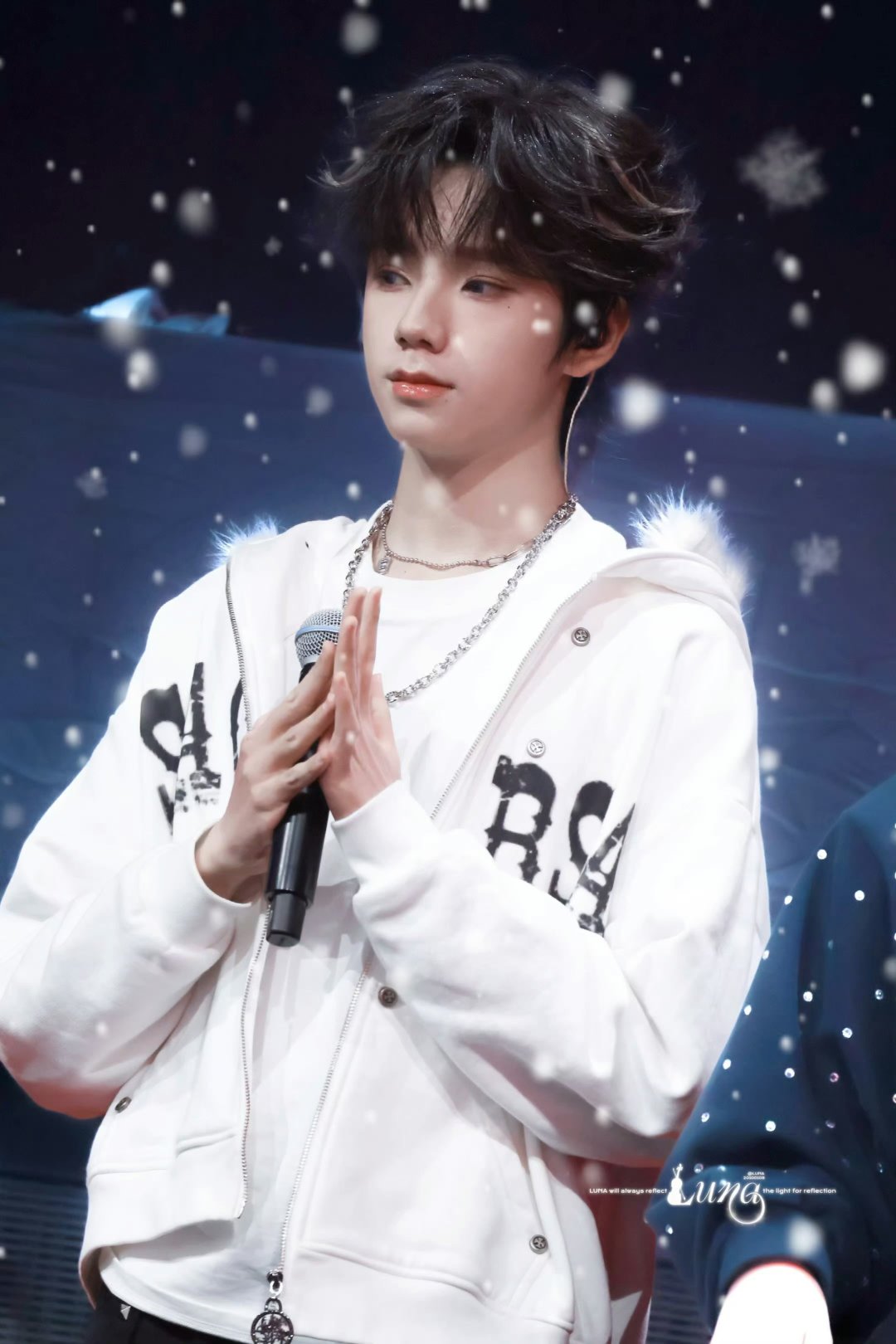 王橹杰毛茸茸的雪精灵王橹杰荣耀之战饭拍王橹杰荣耀之战饭拍，毛茸茸的雪精灵 