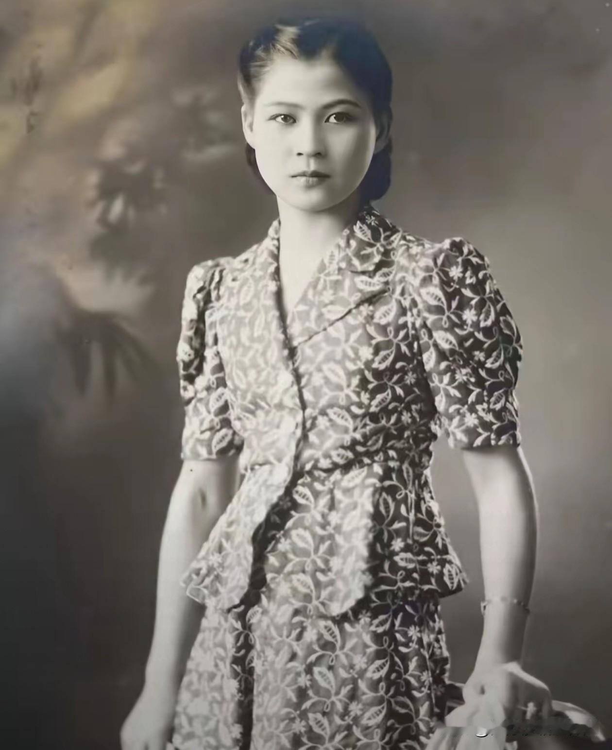 董叶青是抗日战争时期的爱国华侨女性，印尼华人总商会会长之女，1942年5月在澳门