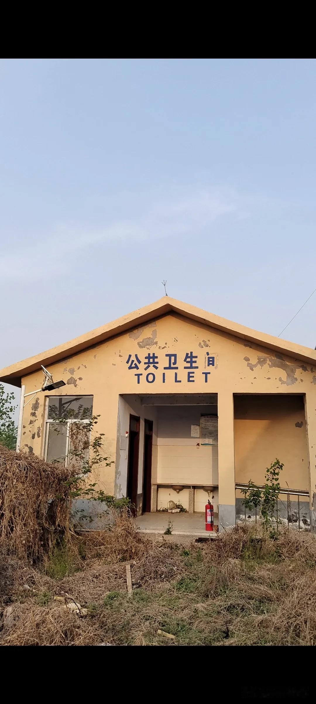 吐槽一下农村的卫生间哈！

许多村都建有公共卫生间，外观看上去非常体面。可是进去