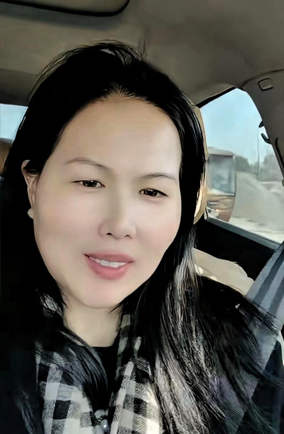 小杨阿姨一大早就出来了，她回家过年很开心，现在要回湾湾工作了，大家都在想她工作什