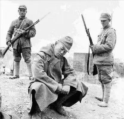 1944年，新四军侦察班长汪太章，正在黄山山脚侦察敌情。不料，3名日军走了过来，