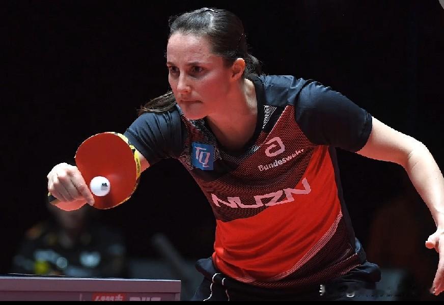 乒乓球混合团体世界杯第二轮循环赛，德国队VS瑞典队。
  第二盘沙滨温特VS琳达