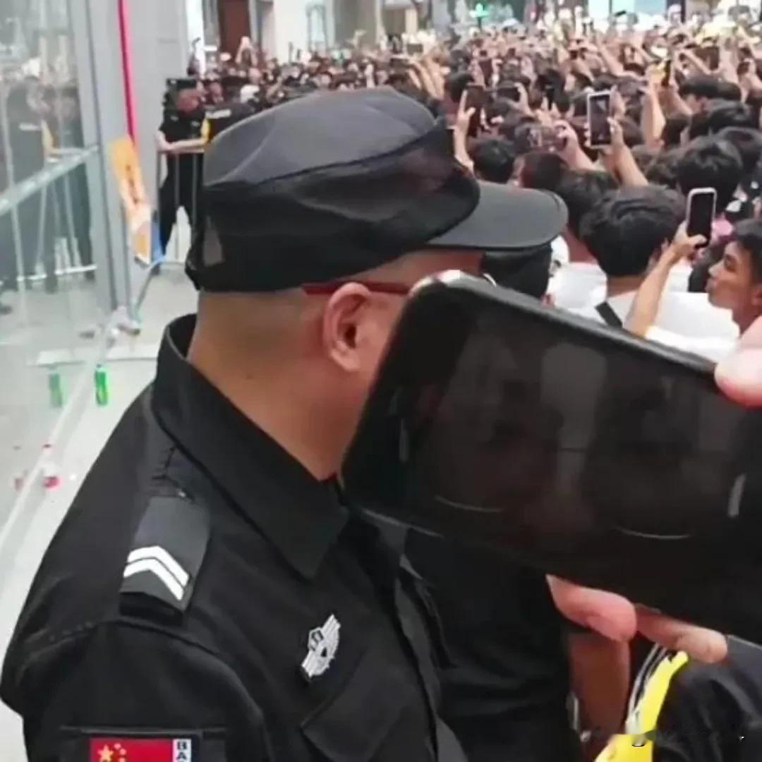 李宁品牌在重庆推出的广告引发了重庆人的不满和愤怒。为什么重庆人对李宁品牌的广告感