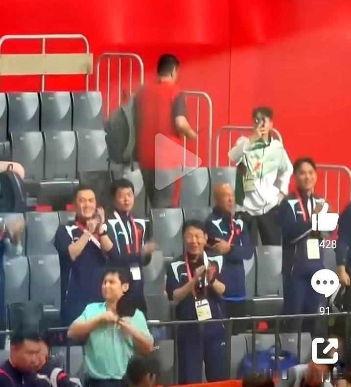 肖战教练没鼓掌这事儿，我反复看了几遍回放，确实绷着脸，周围人都站起来了恨不得蹦到