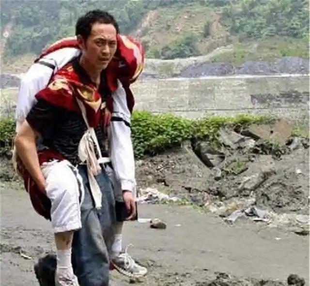 我路过映秀镇连山坡村，在程林祥家院外停了十分钟。他正蹲着补瓦，手边放着半碗凉茶，
