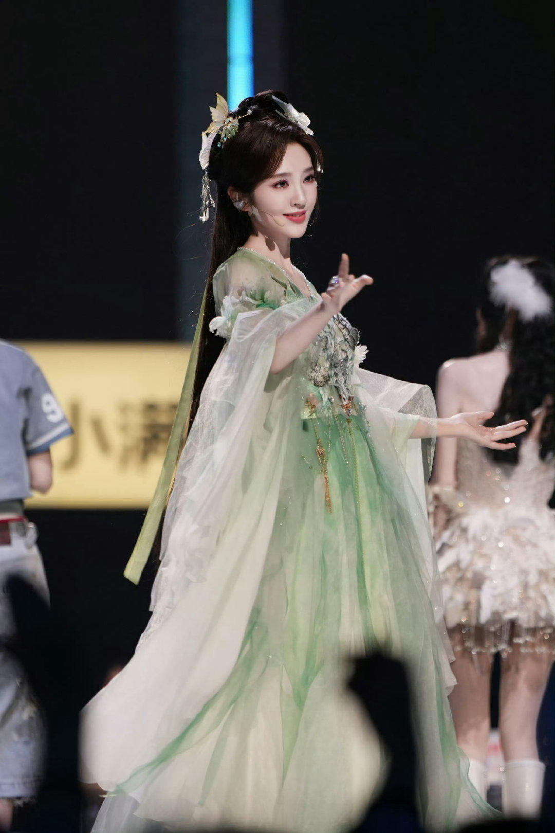 唐艺昕团想唱左边唐艺昕团投票左边乘风四公双人合作曲限时推荐每一位关注舞台的粉丝都