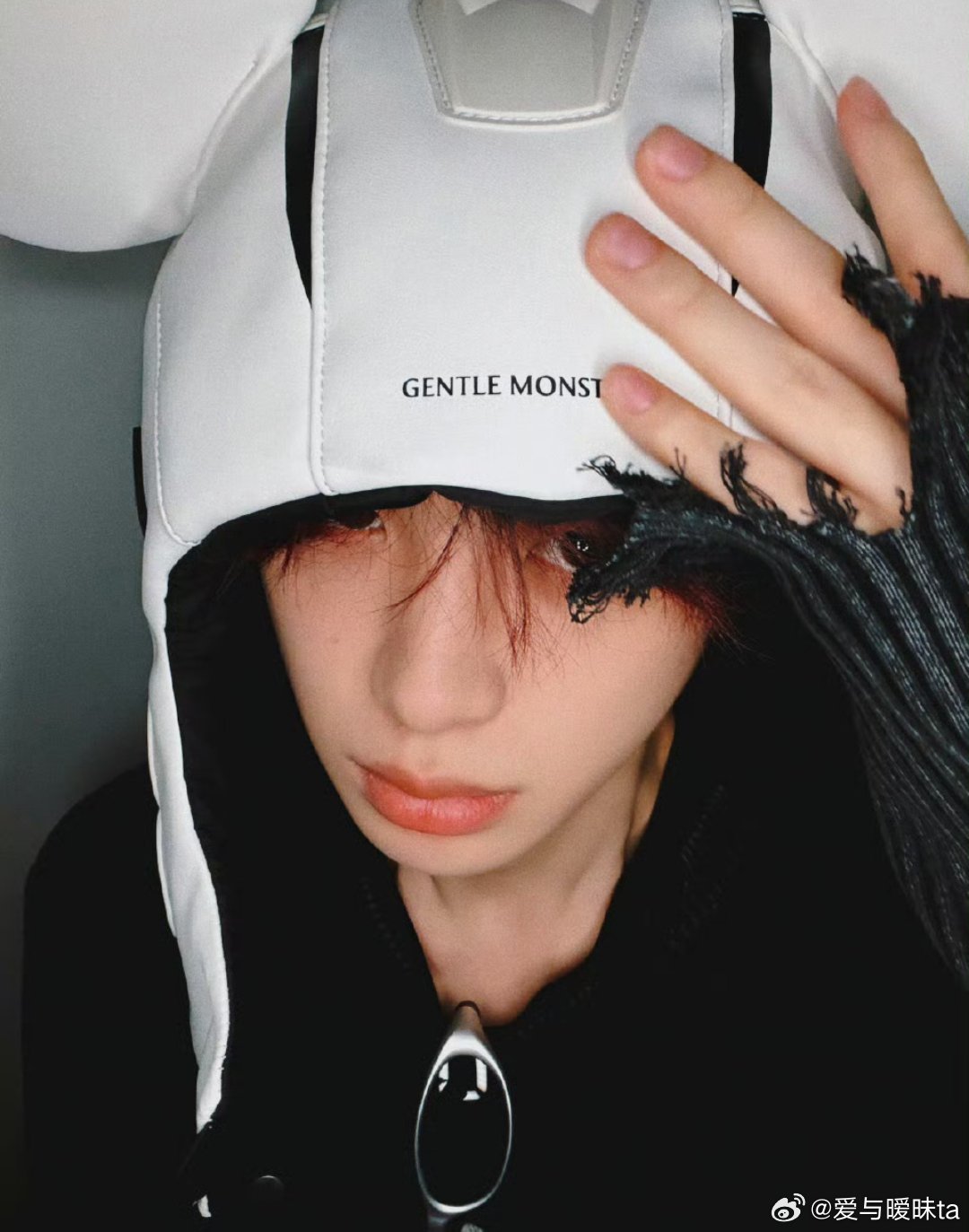 黄明昊“你是晚夏遗留在深海里的星星，想把我所有的温柔都碾碎了给你.” 