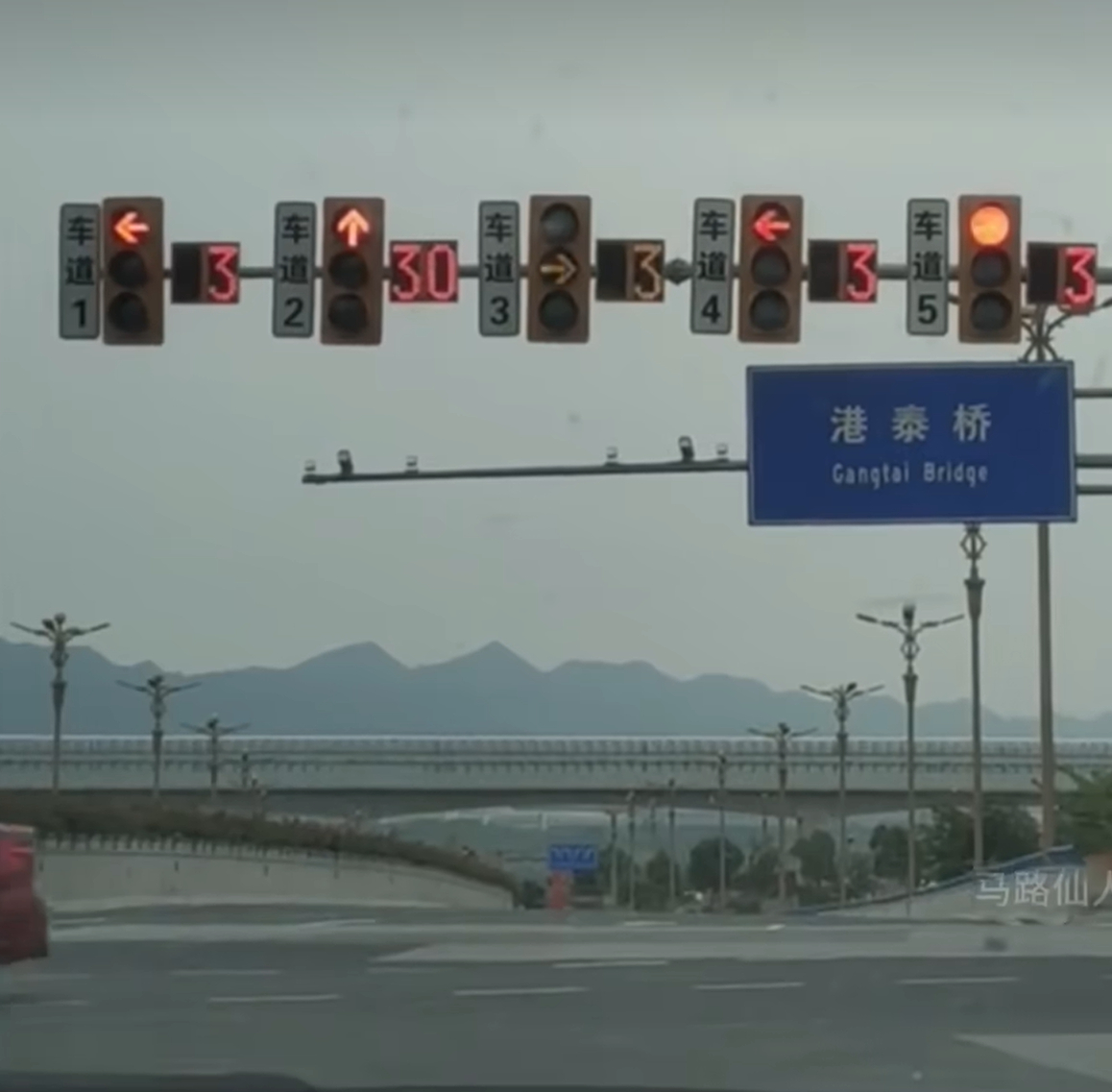 车若初见 五个红绿灯四个方向，大家遇到过这么奇葩的路吗。