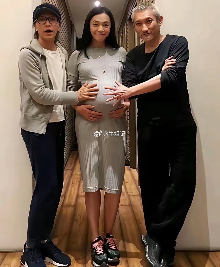 姚晨肚中孩子的父亲是她的丈夫曹郁，两人2012年结婚，这张照片是她怀女儿小茉莉时