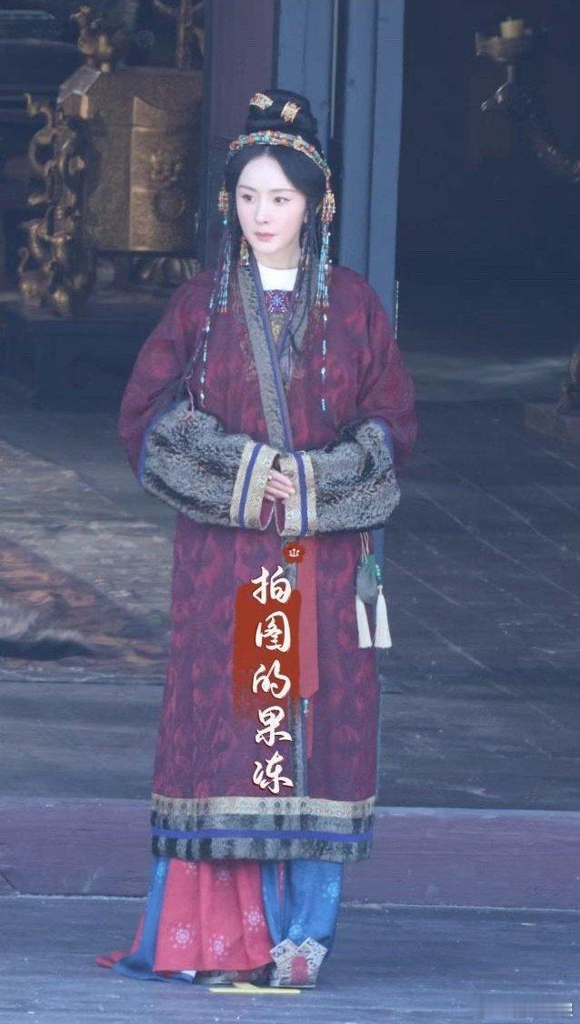 杨幂烫伤后首次复工杨幂烫伤后复工状态片场路透氛围感直接拉满，熟悉的优雅气质搭配精