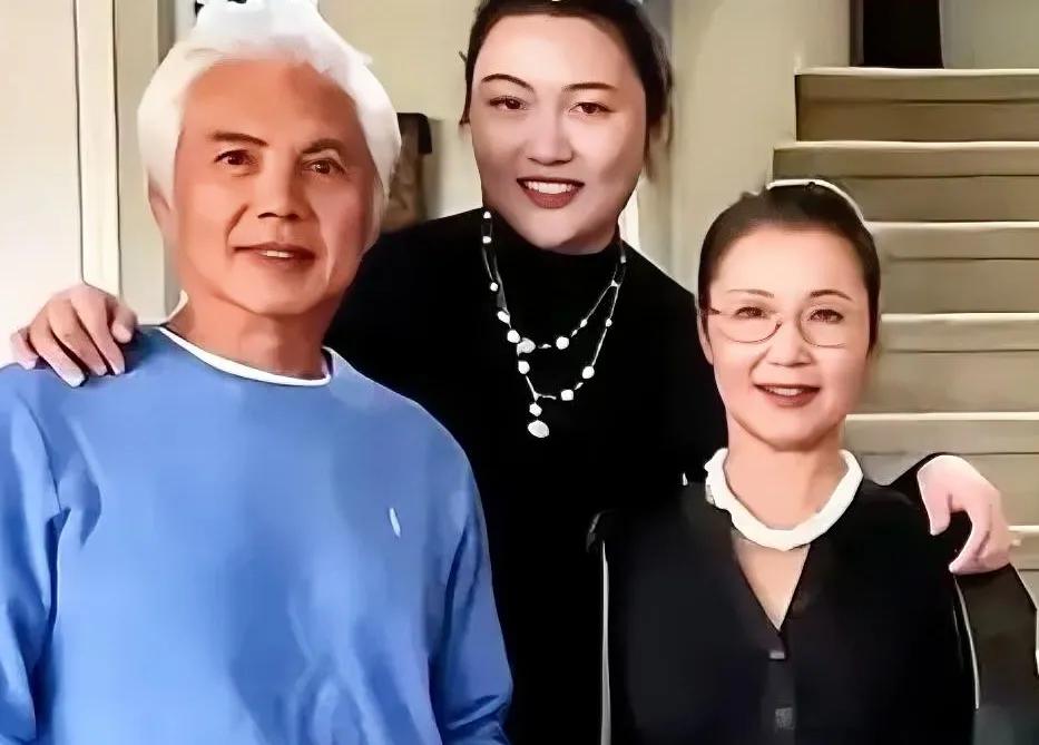 女儿和妈年轻时长得太像了，连笑容都不差哪。姜黎黎的“红牡丹”已成亿万观众心里的经