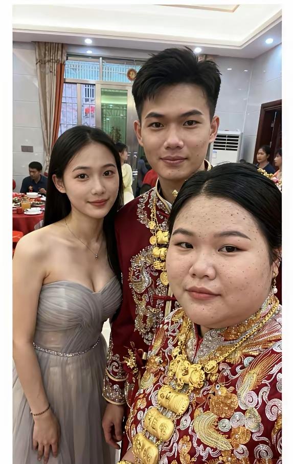家人们，今天看到一场婚礼的照片，直接给我整懵圈了！婚礼现场，新娘浑身金饰，那叫一