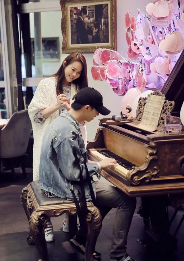 一次，哈利问伊能静：“妈，我做一些特立独行的事情，你会不会觉得很没面子？”伊能静