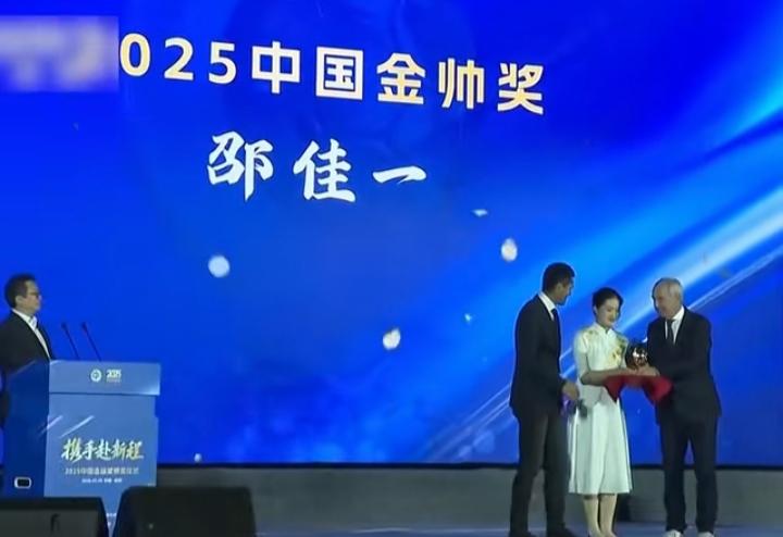 邵佳一是幸运的，也是从接手青岛西海岸开始。
假如名不见经传的西海岸不是邵佳一来带