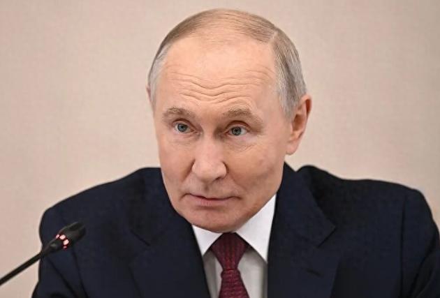 普京直接扔出两个“硬信号”，把俄罗斯当下最核心的两件事全给挑明了。
 
俄乌边境