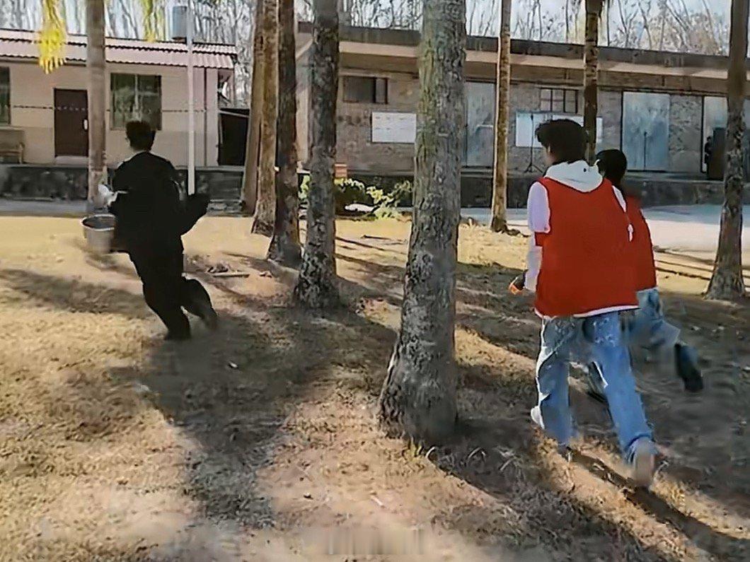 鹿晗邓超吃鸡打起来了连邓超都忍不住问：现在游戏都玩成这样吗。看样子鹿晗这次没有手