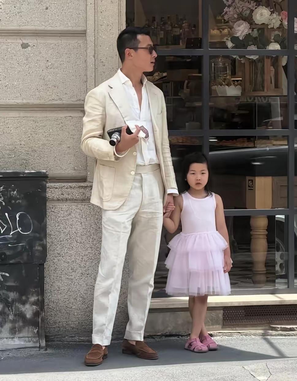 朱珠女儿小名叫王宝珠，名字朴实又接地气！
完美继承爸妈的优越颜值，眉眼神似爸爸，