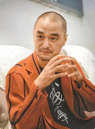 冯唐说："实在放不下的时候，去趟重症病房或者墓地，你容易明白，你已经得到太多，再