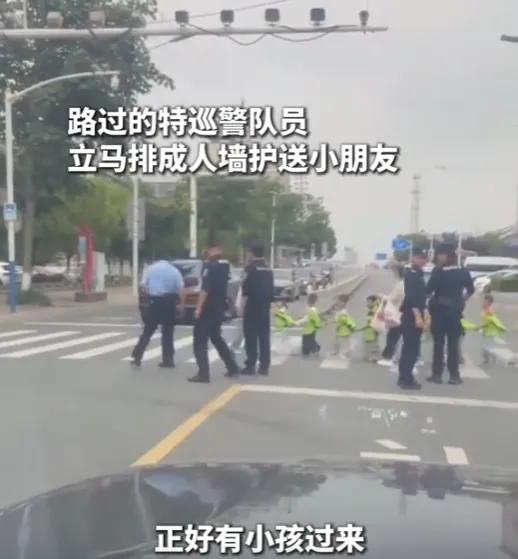 但评论区有一条留言很耐人寻味：“我一点都不羡慕新娘，我羡慕那群孩子。”

这话真