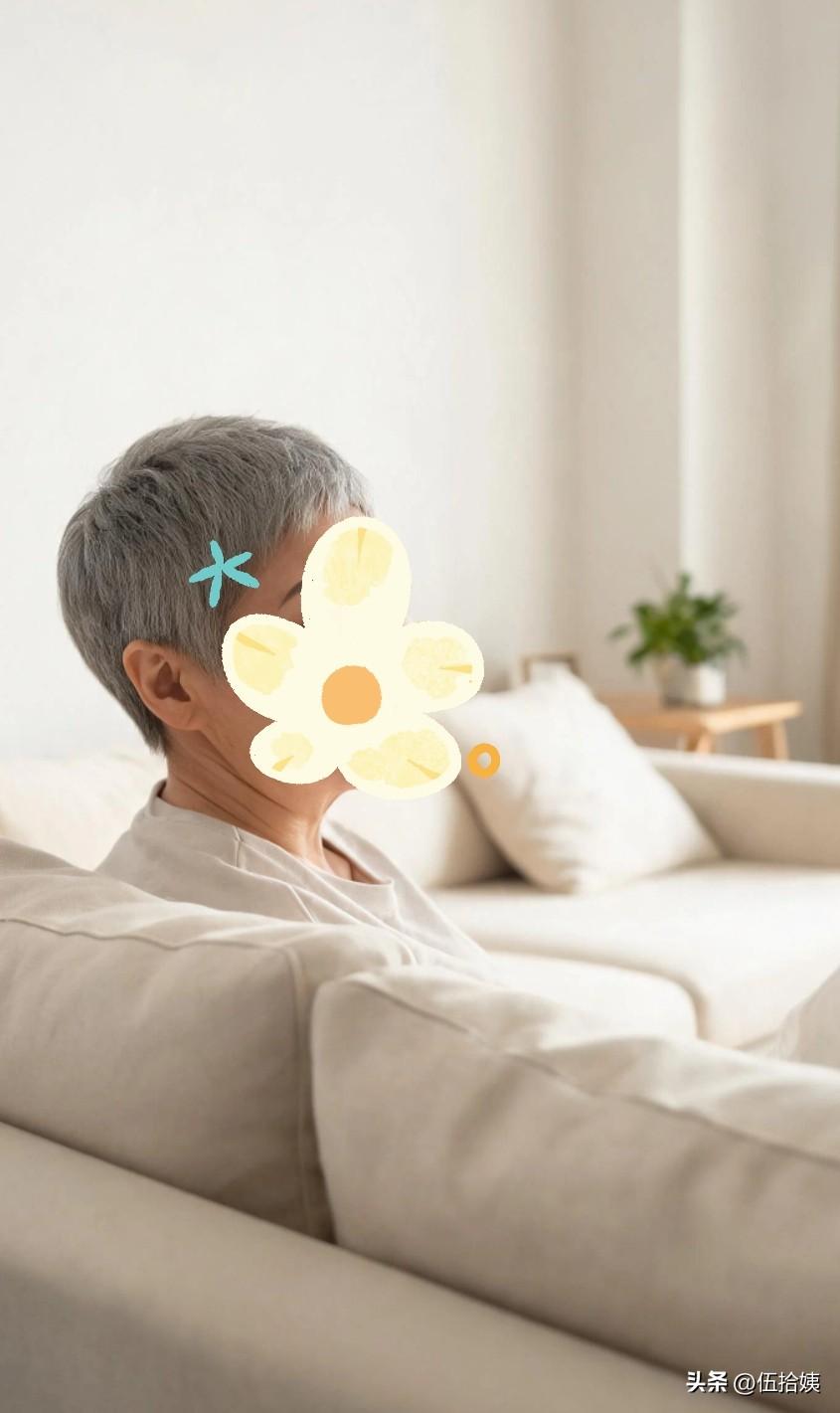 朋友 50+的年纪，白头发比我少多了，我大概80%白发，她40%左右。
今天偶遇