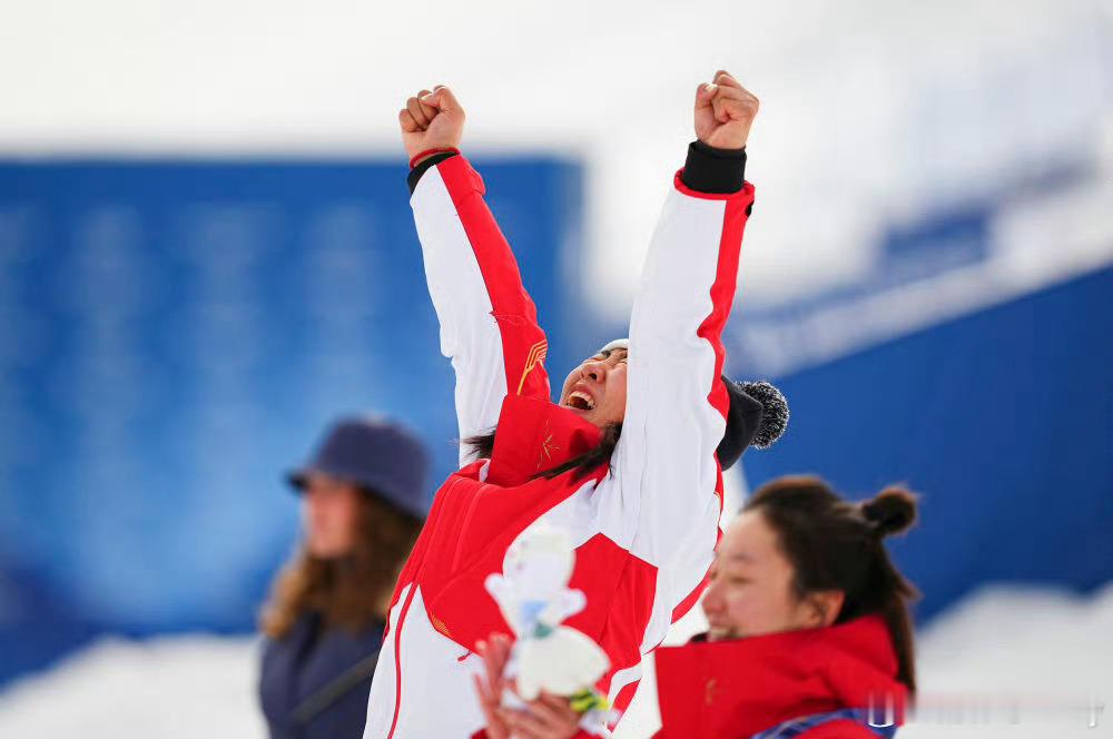 徐梦桃冠军时刻不止赛场五届冬奥，十六年坚守。从初登赛场到成功卫冕成为历史第一人，