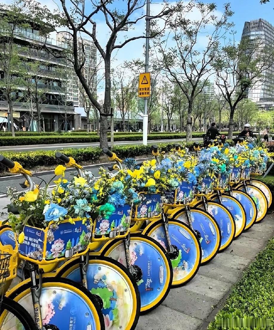 成都一家奶茶店最近突然被挤爆了，营业额翻了三倍。起因挺让人后怕。一个5岁小女孩在