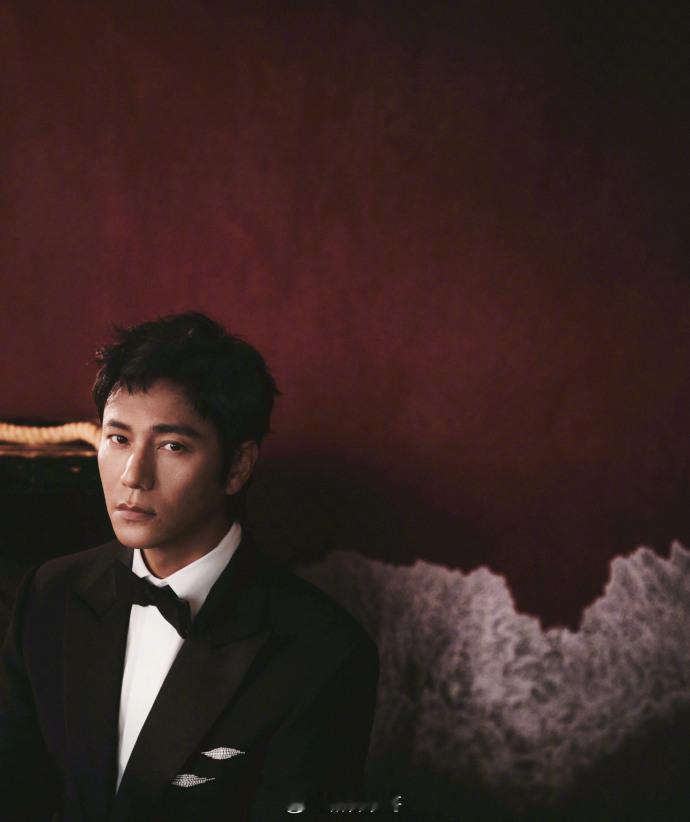 陈坤参加北影节工作室发的图和媒体拍的陈坤生图差别不大吧 