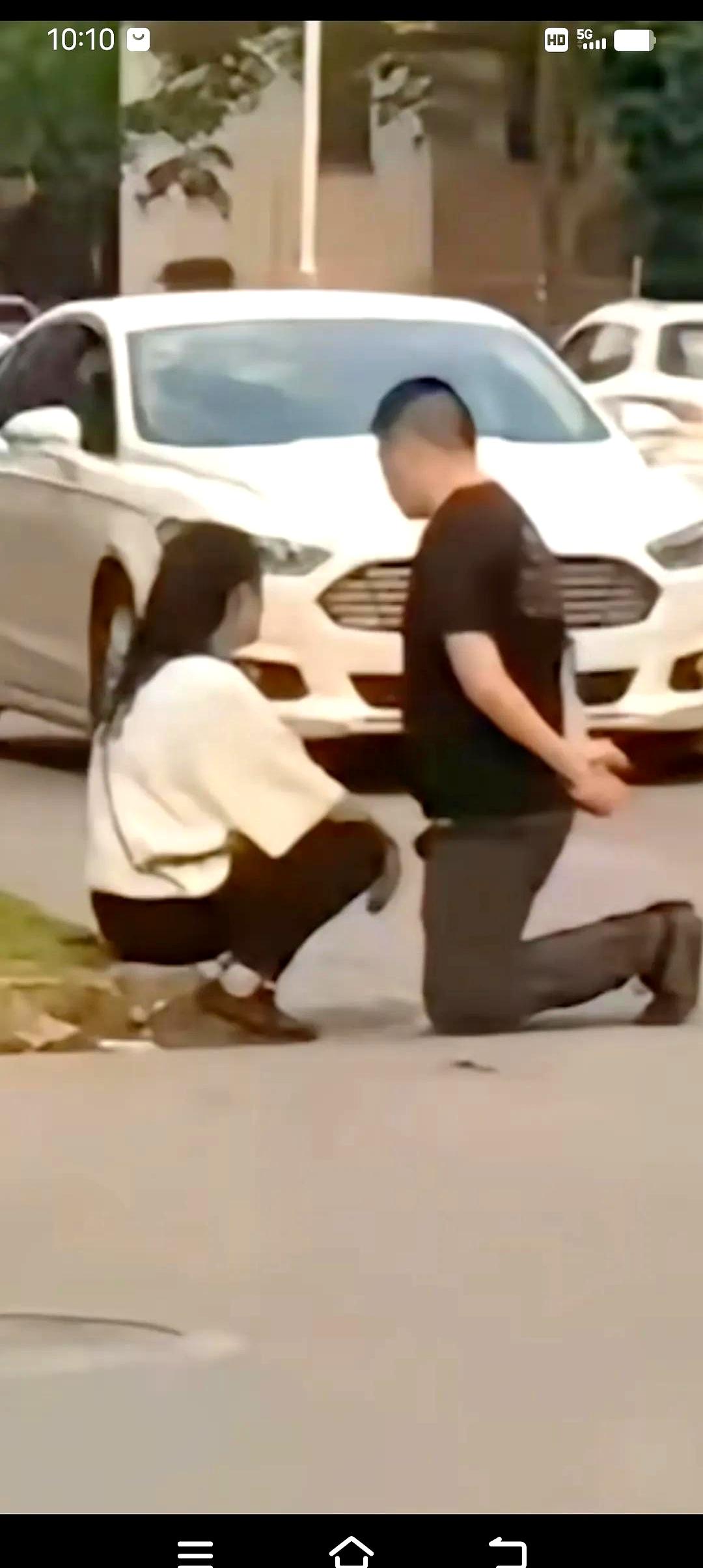 车门敞着，男人就那么跪在地上。
车里，是他老婆，一言不发。
这辆车，也是他老