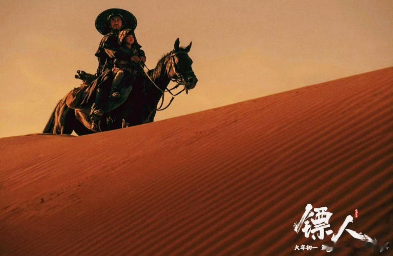 吴京回应唇部紧急护理 不端架子、不避日常，真实又接地气。从台下贴心护唇，到银幕硬