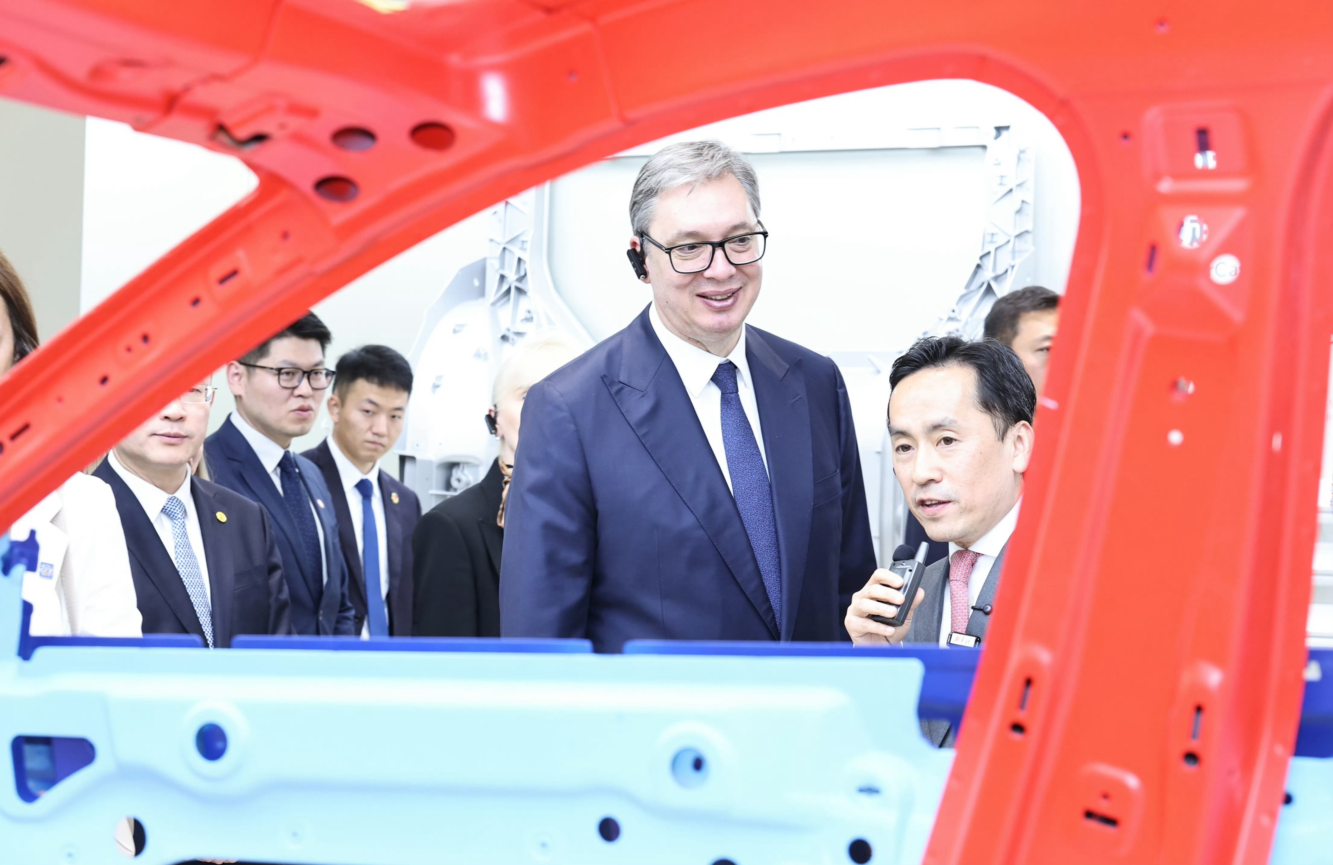 武契奇到小米汽车工厂参访 小米汽车工厂都快成外宾打卡点了，很多国家领导人都会过来