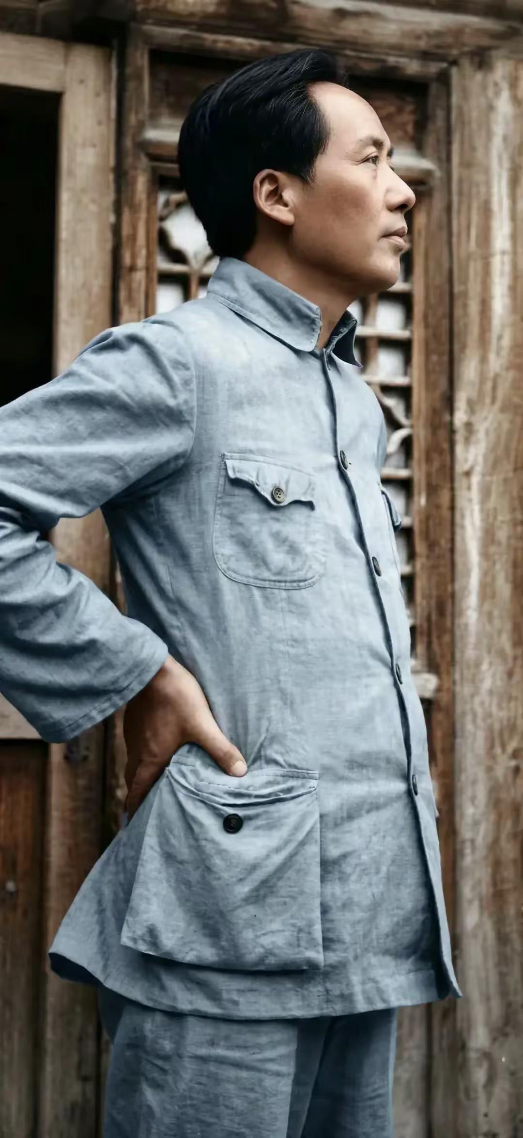 历史老照片:老人家着装朴素，但举手投足之间，尽显王者之气！