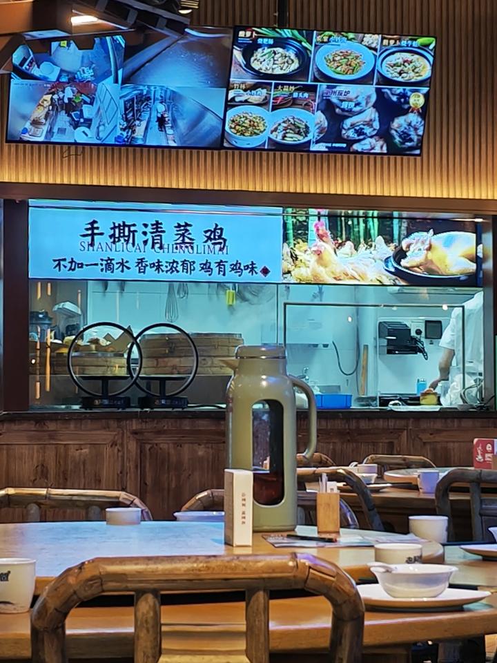 今天专门让孙女带着找了一家被无锡当地人比较认可的餐馆，说这家馆子里的饭菜好像比较